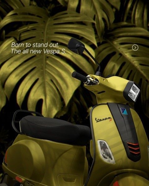 Gelber Vespa-Roller, geparkt vor großen grünen Blättern, mit dem Text „Born to stand out.“