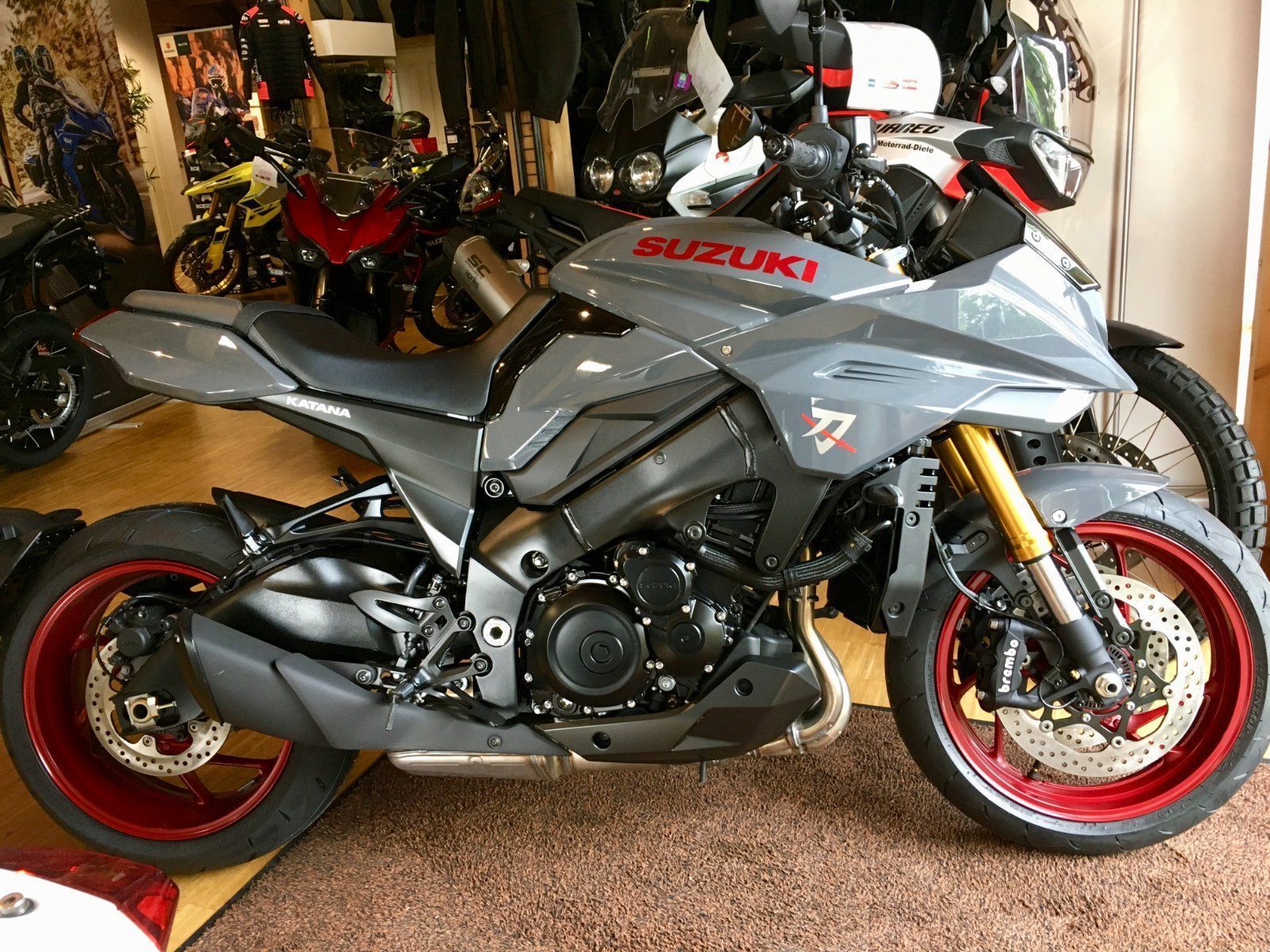 In einem Ausstellungsraum steht ein Suzuki-Motorrad.