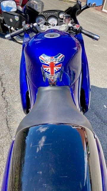 Ein blaues Motorrad mit einer britischen Flagge auf dem Tank