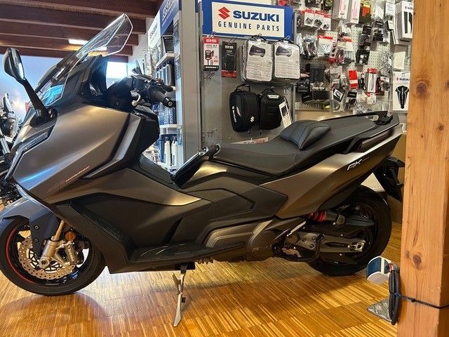 Ein Suzuki-Roller steht in einem Ausstellungsraum