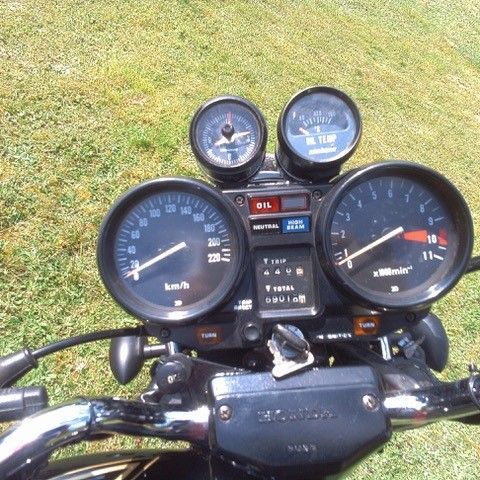 Ein Honda-Motorrad ist im Gras geparkt