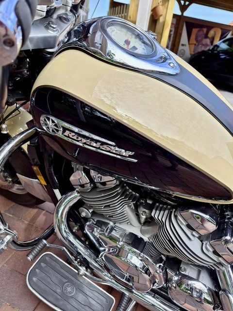Verchromter Motorradtank und Motor mit cremefarbener und schwarzer Lackierung, Nahaufnahme
