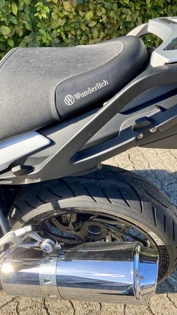 Motorradsitzbank und Auspuff mit „Wunderlich“-Logo; schwarze und verchromte Komponenten.