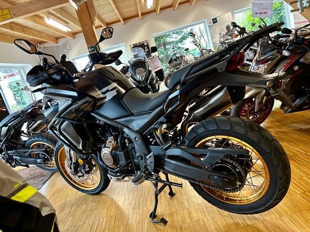 Ein Motorrad ist zusammen mit anderen Motorrädern in einem Ausstellungsraum geparkt.