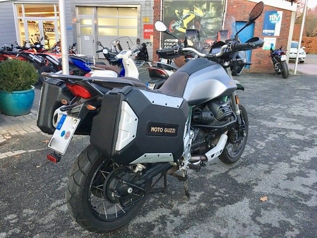Ein Moto Guzzi Motorrad steht auf einem Parkplatz