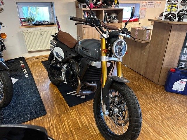 In einem Ausstellungsraum steht neben einem Tresen ein Motorrad.