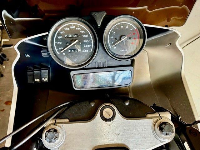 Eine Nahaufnahme des Armaturenbretts eines Motorrads