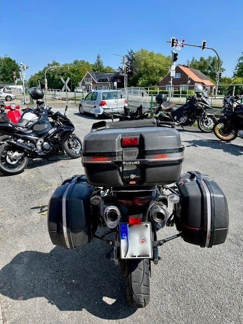 Eine Gruppe von Motorrädern steht auf einem Parkplatz