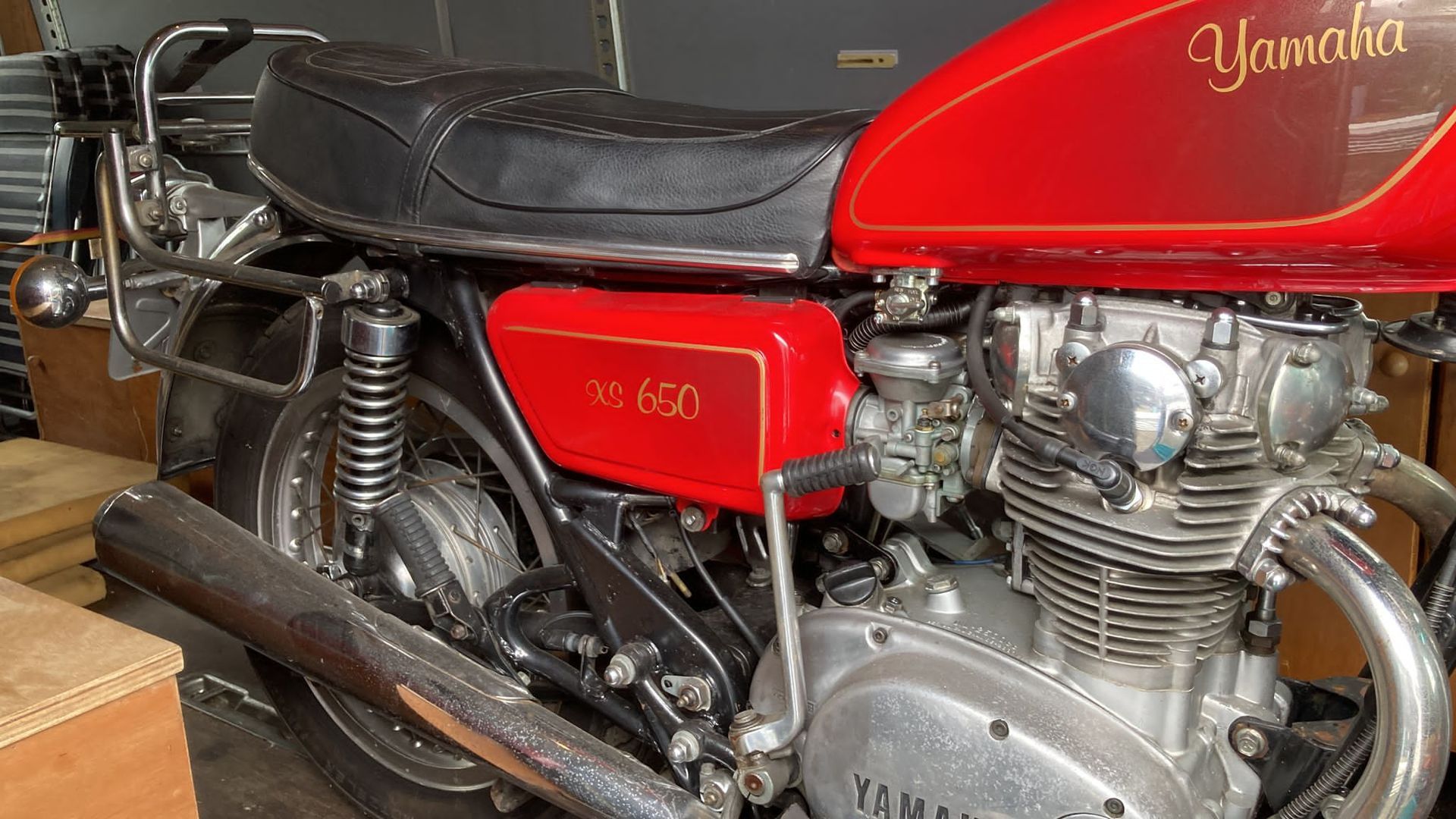 Ein rotes Yamaha-Motorrad steht in einer Garage.