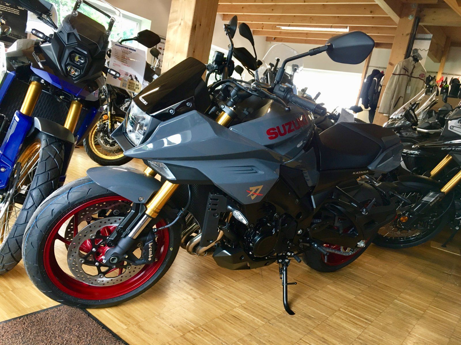 In einem Ausstellungsraum steht ein Suzuki-Motorrad.