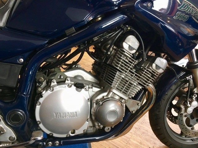 Eine Nahaufnahme eines Yamaha-Motorradmotors