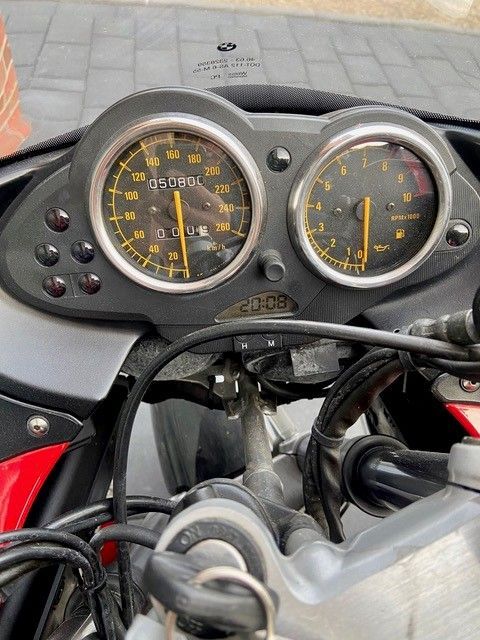 Eine Nahaufnahme des Armaturenbretts eines Motorrads.