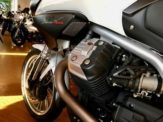 Ein Motorrad mit dem Wort „Silence“ auf der Seite