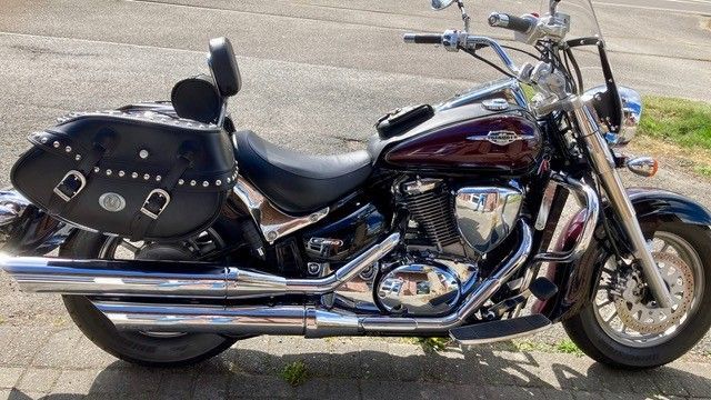 Ein Motorrad ist am Straßenrand geparkt.