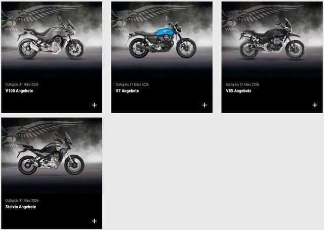 Motorrad-Sortiment: graue, blaue und schwarze Adventure-Bikes auf schwarzem Hintergrund.