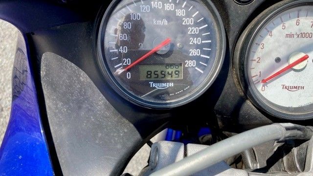 Eine Nahaufnahme eines Tachometers auf einem Triumph-Motorrad