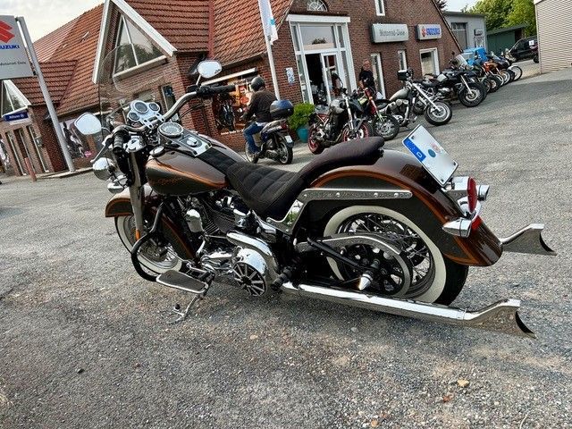 Vor einem Gebäude parken mehrere Motorräder.