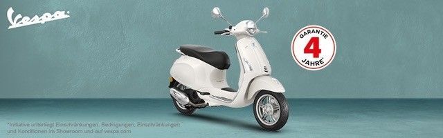 Weißer Vespa-Roller mit einem 4-Jahres-Garantie-Emblem auf blaugrünem Hintergrund.