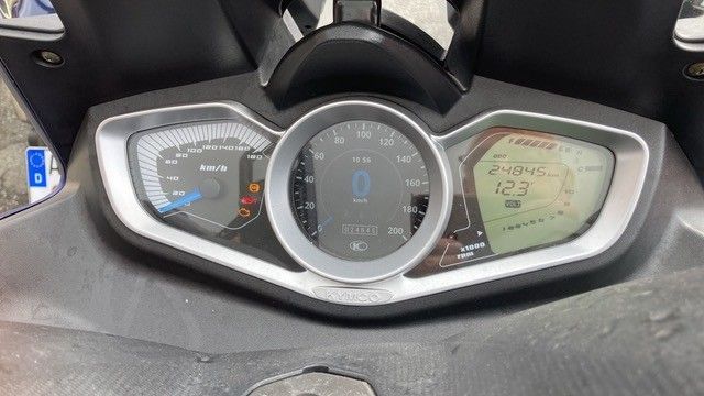Motorrad-Armaturenbrett mit zentralem Tachometer und digitalen Anzeigen für Kraftstoffstand, Gang und Fahrinformationen