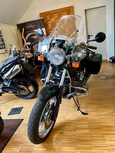 Ein Motorrad ist in einem Raum neben einem anderen Motorrad geparkt.