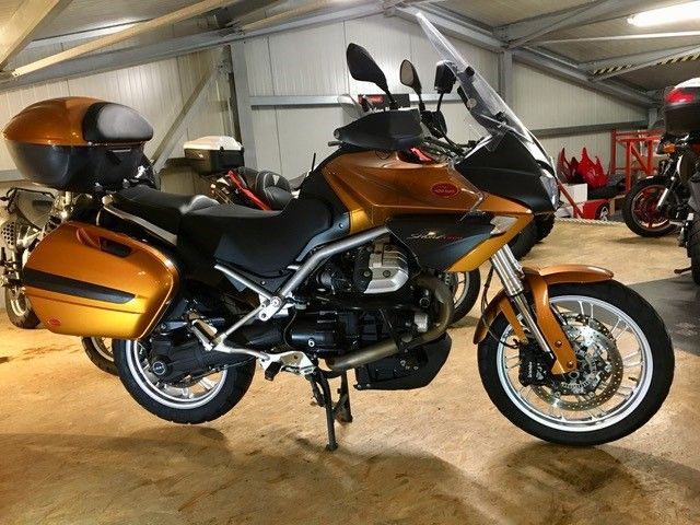 Ein Motorrad ist in einer Garage mit anderen Motorrädern geparkt