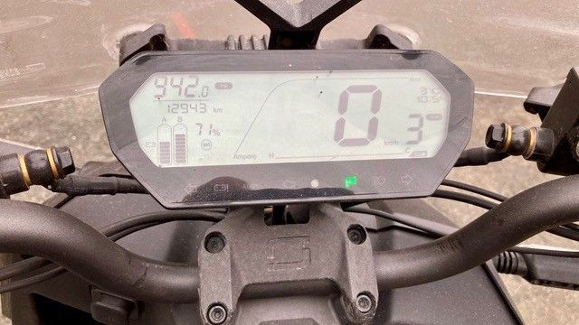 Eine Nahaufnahme des Armaturenbretts eines Motorrads mit einer Digitalanzeige.