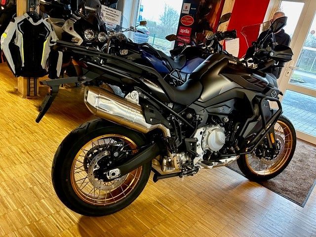 In einem Ausstellungsraum steht ein schwarzes Motorrad.