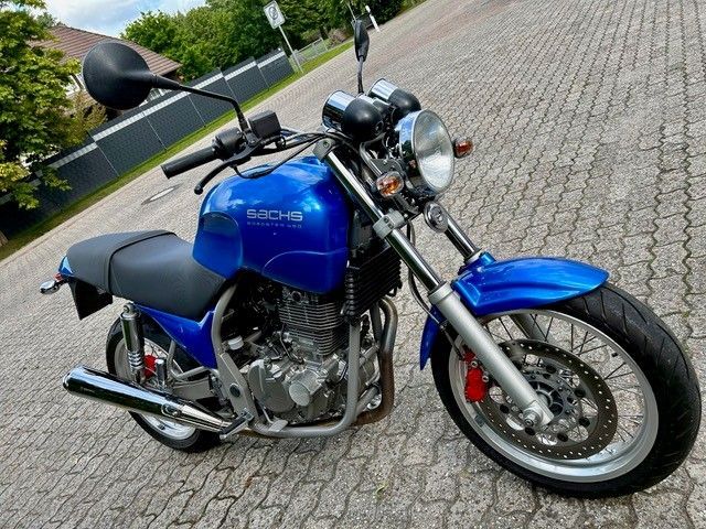 Blaues Sachs-Rennrad auf Kopfsteinpflaster geparkt.