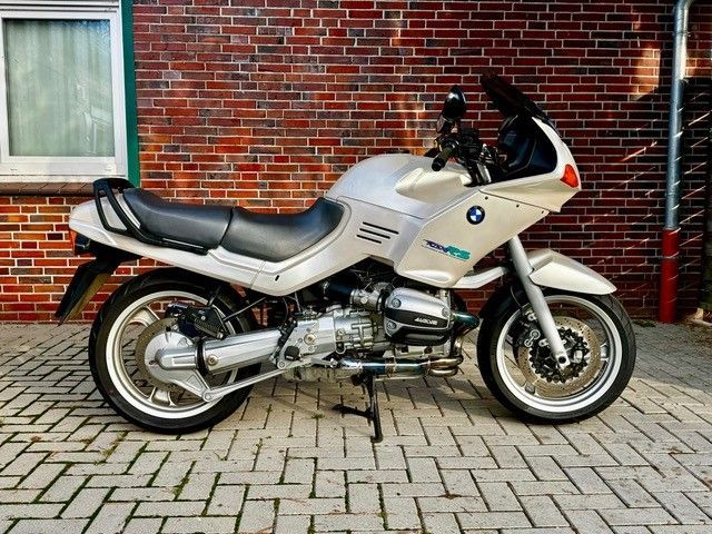 Ein BMW Motorrad ist vor einem Backsteingebäude geparkt