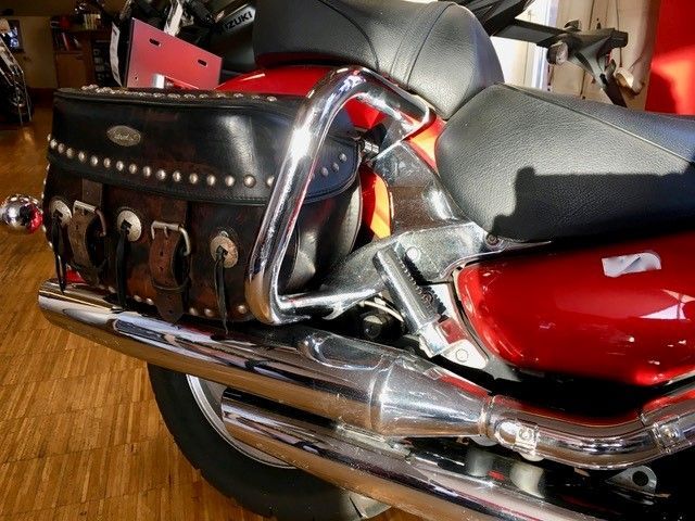 Ein rotes Motorrad mit einer daran befestigten schwarzen Tasche