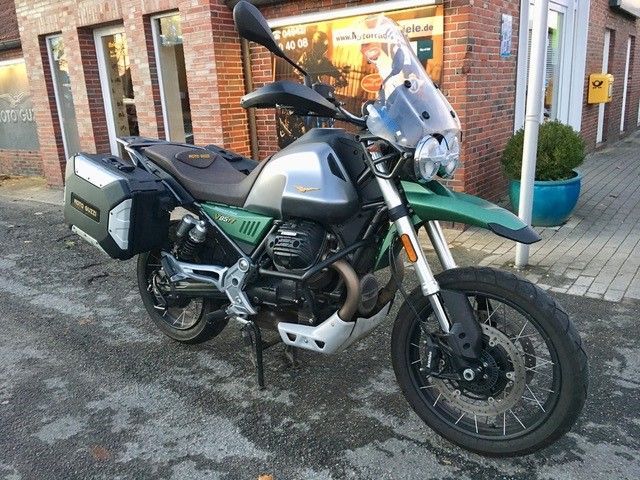 Ein Motorrad ist vor einem Backsteingebäude geparkt