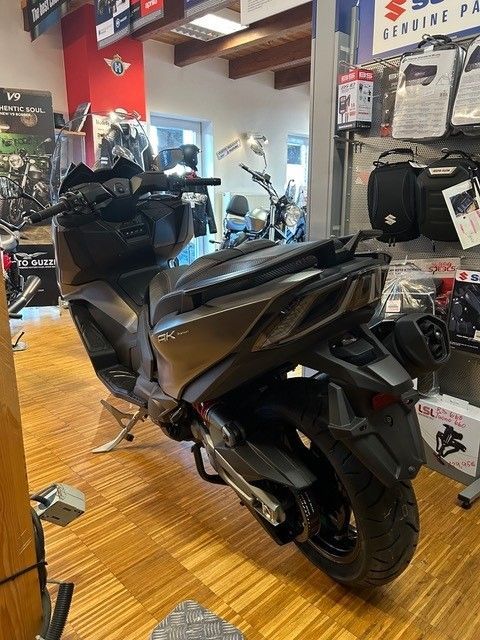 In einem Geschäft steht ein Roller auf dem Holzboden.