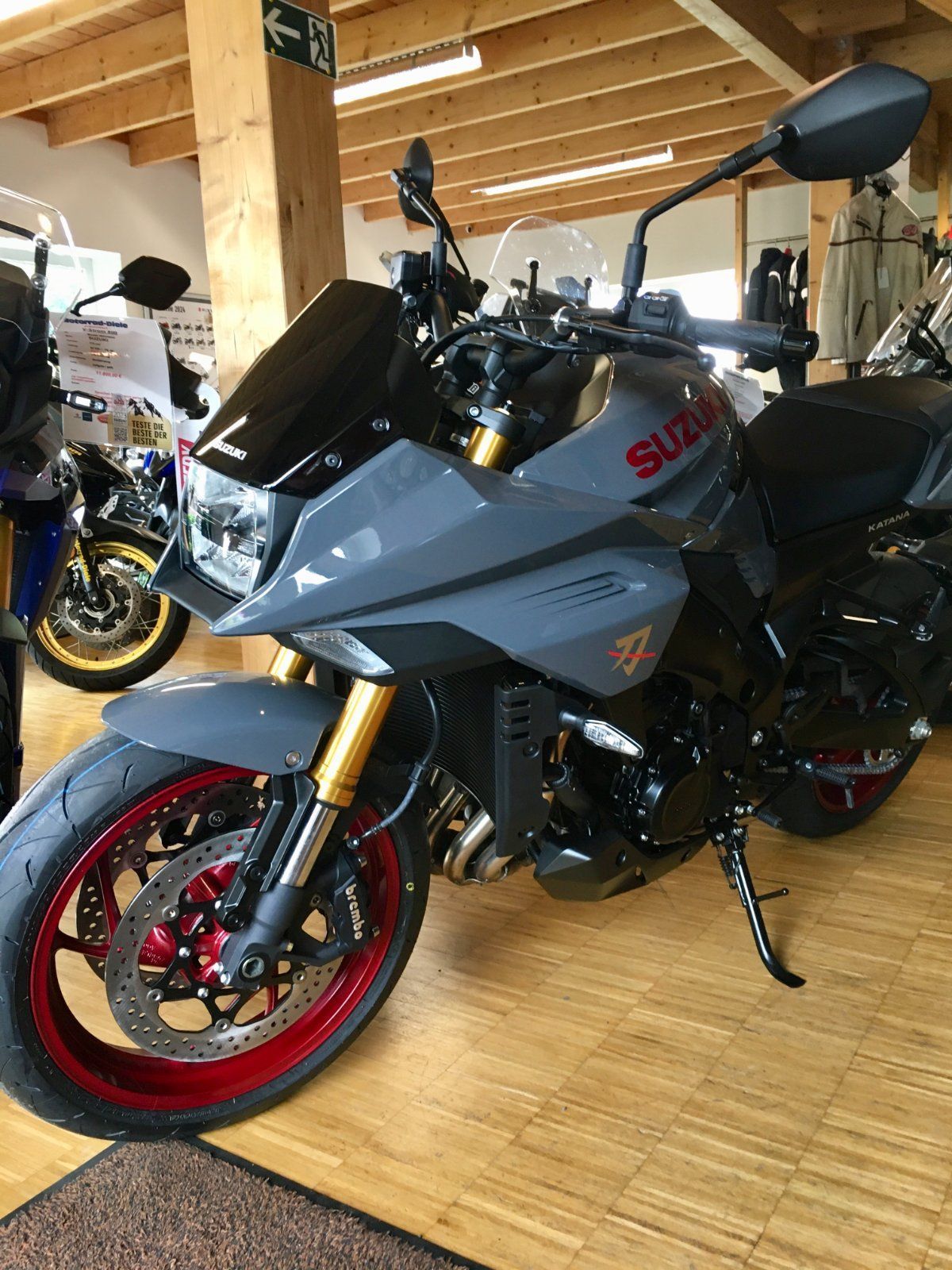 In einem Ausstellungsraum steht ein Suzuki-Motorrad.