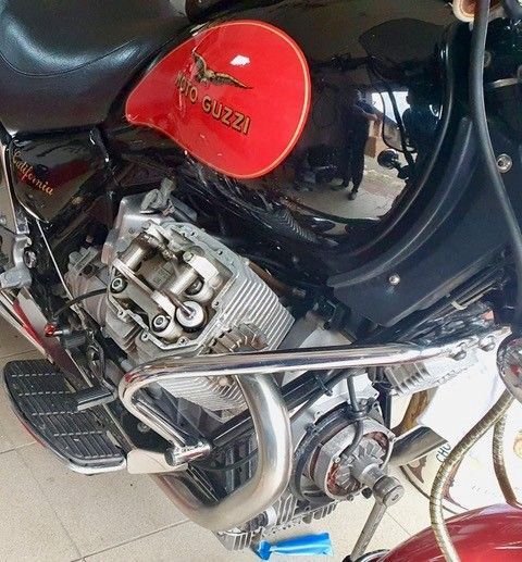Schwarzes und rotes Moto Guzzi California Motorrad, Motor teilweise freiliegend, verchromte Sturzbügel.