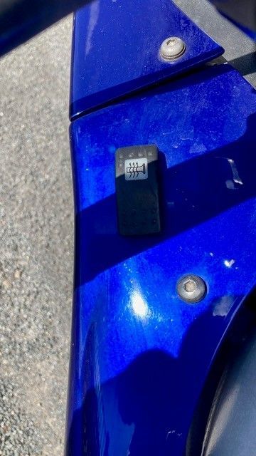 Ein blaues Motorrad mit einem schwarzen Schalter an der Seite