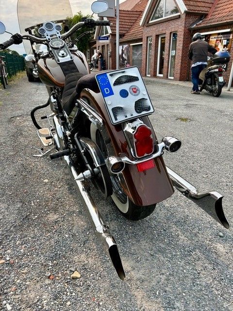 Ein braunes Motorrad ist am Straßenrand geparkt.