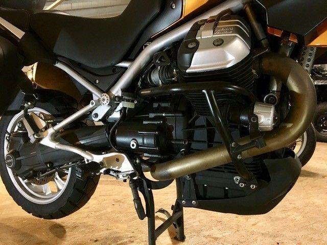 Eine Nahaufnahme des Motors eines Motorrads