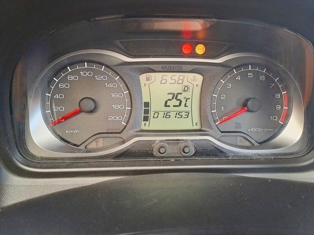 Armaturenbrett eines Motorrads mit Tachometer, Drehzahlmesser, Digitalanzeige mit Uhrzeit, Temperatur und Kilometerzähler sowie Warnleuchten.