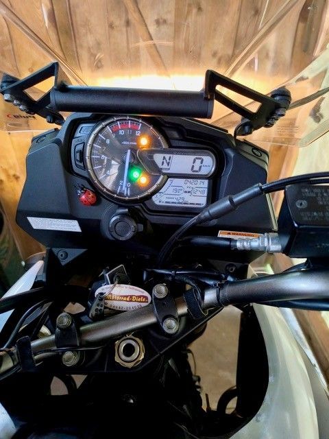 Armaturenbrett eines Motorrads mit Tachometer, Digitalanzeige und Lenker, mit klarer Windschutzscheibe.