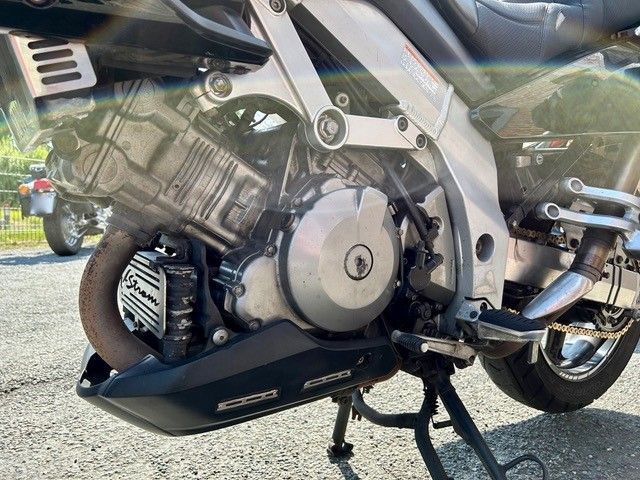 Eine Nahaufnahme des Motors eines Motorrads