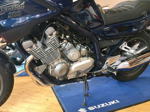 Ein Suzuki-Motorrad sitzt auf einer blauen Matte