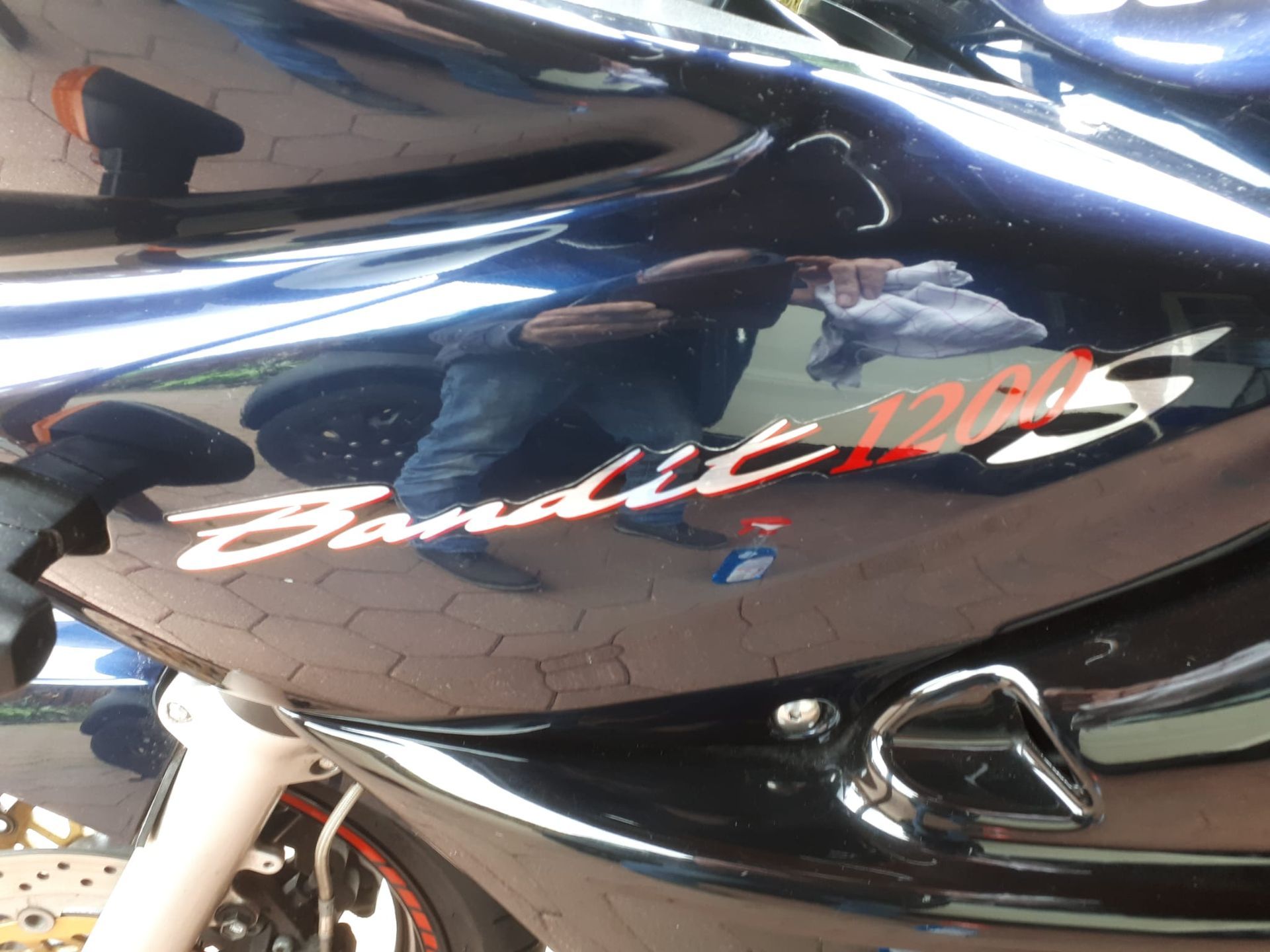 Ein Motorrad mit dem Wort Bandit auf der Seite