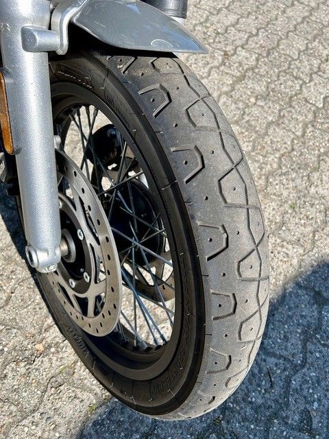 Eine Nahaufnahme des Vorderrads eines Motorrads