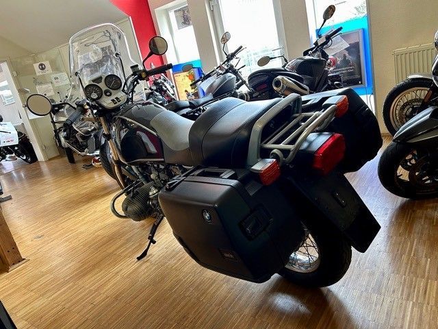 Ein Motorrad ist zusammen mit anderen Motorrädern in einem Ausstellungsraum geparkt.