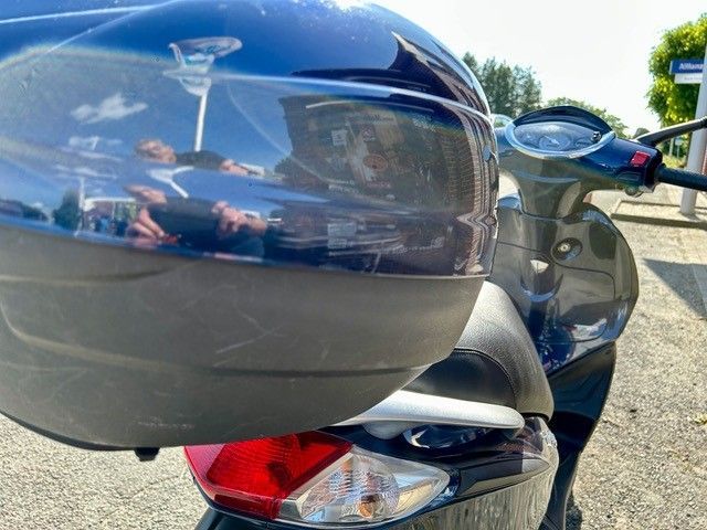 Ein Motorrad mit einem Helm auf der Rückseite