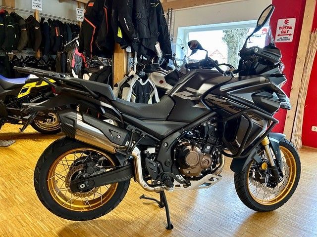 In einem Ausstellungsraum steht ein schwarzes Motorrad.