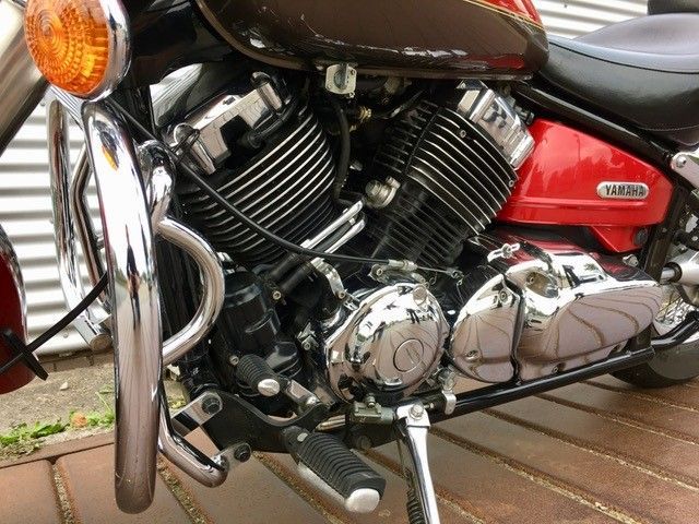 Ein rotes Yamaha-Motorrad ist auf einem Bürgersteig geparkt