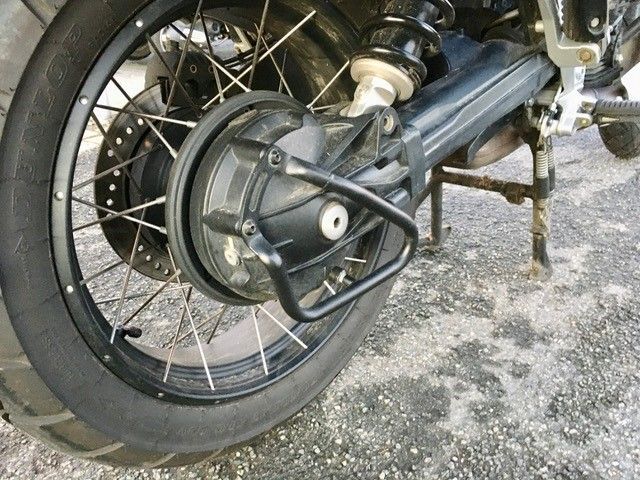 Eine Nahaufnahme des Hinterrads eines Motorrads