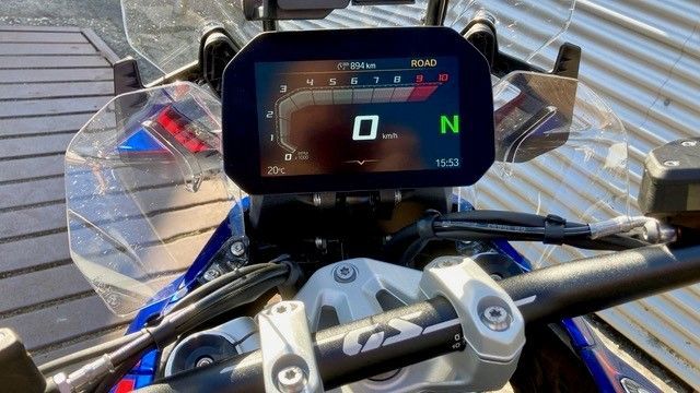 Eine Nahaufnahme des Armaturenbretts eines Motorrads mit einer Digitalanzeige.