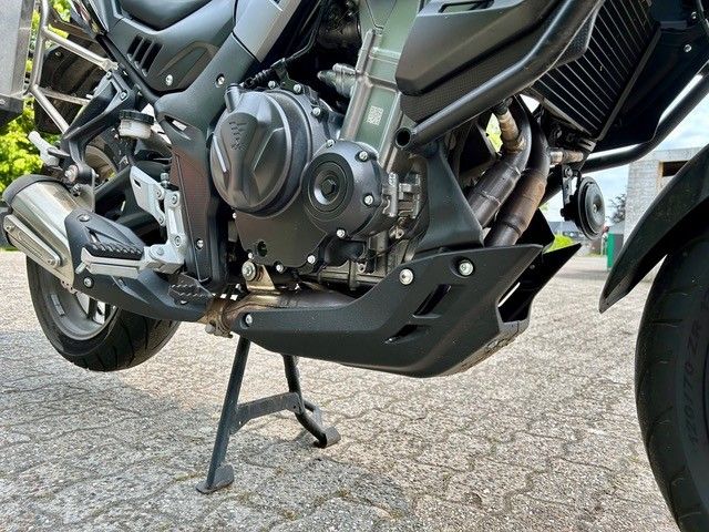 Der Motor eines Motorrads liegt auf dem Boden.